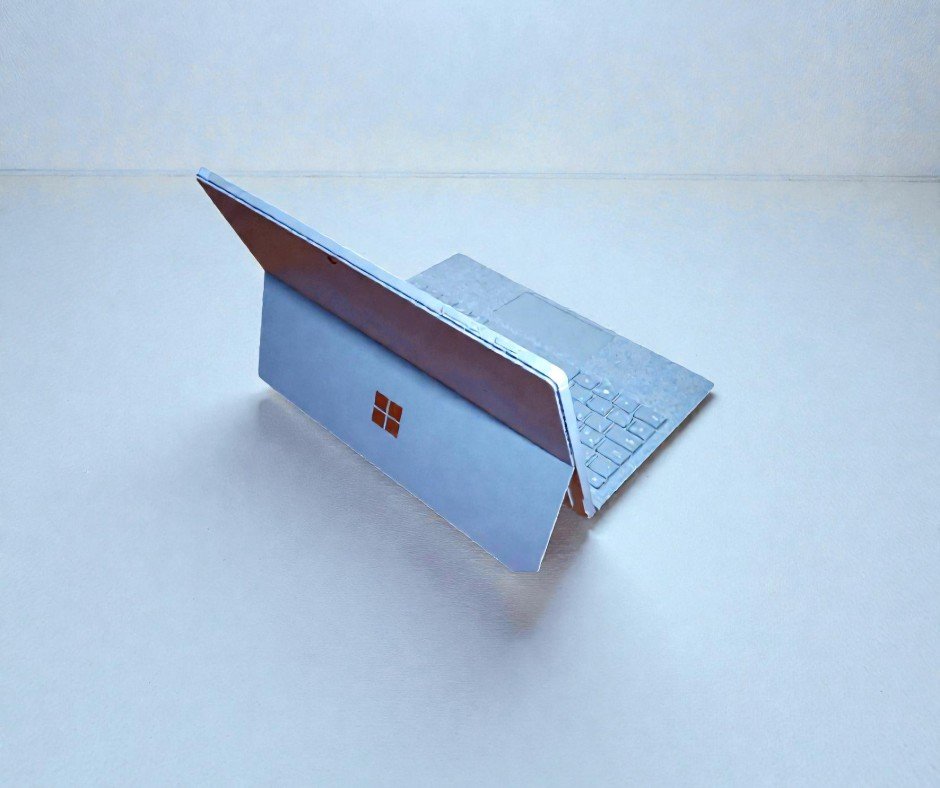 Microsoft Surface Pro 5 – Core i5 7300U – Ram 8 – SSD 256 -12.3 ” Touch 2K (للتجار)