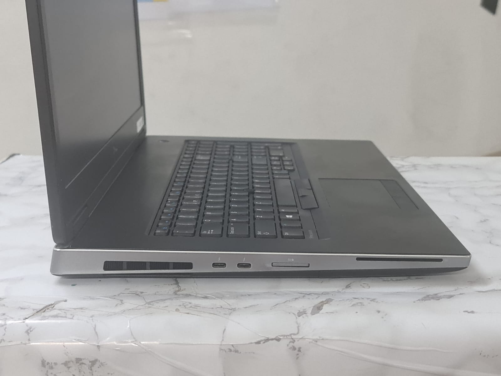 Dell precision 7730 i7 8th  ,16,512, vga 6gb