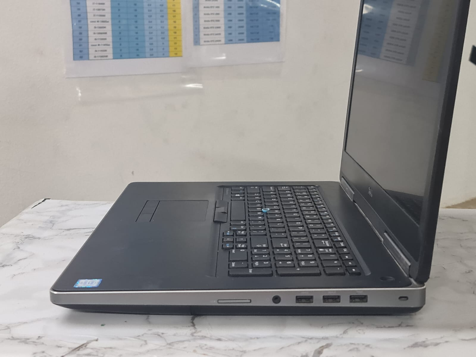 Dell Precision 7710 – i7 6820hq – ram 16g – ssd 512g – 17 inch fhd – nvidea m4000m 4g ddr5
